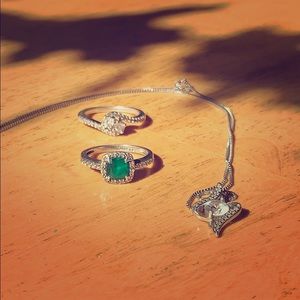 Two sterling silver rings, silver necklace